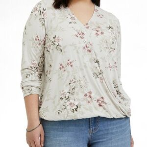 🌙 Torrid Super Soft Floral Surplice Top NWT Size 2